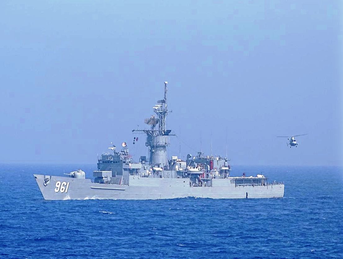 Egyptian_Navy Knox-class Guided missile frigate Domyat (F961) and @MarineNationale Cassard-class Air-defense destroyer Jean Bart (D615) during recent exercise in the Mediterranean Sea