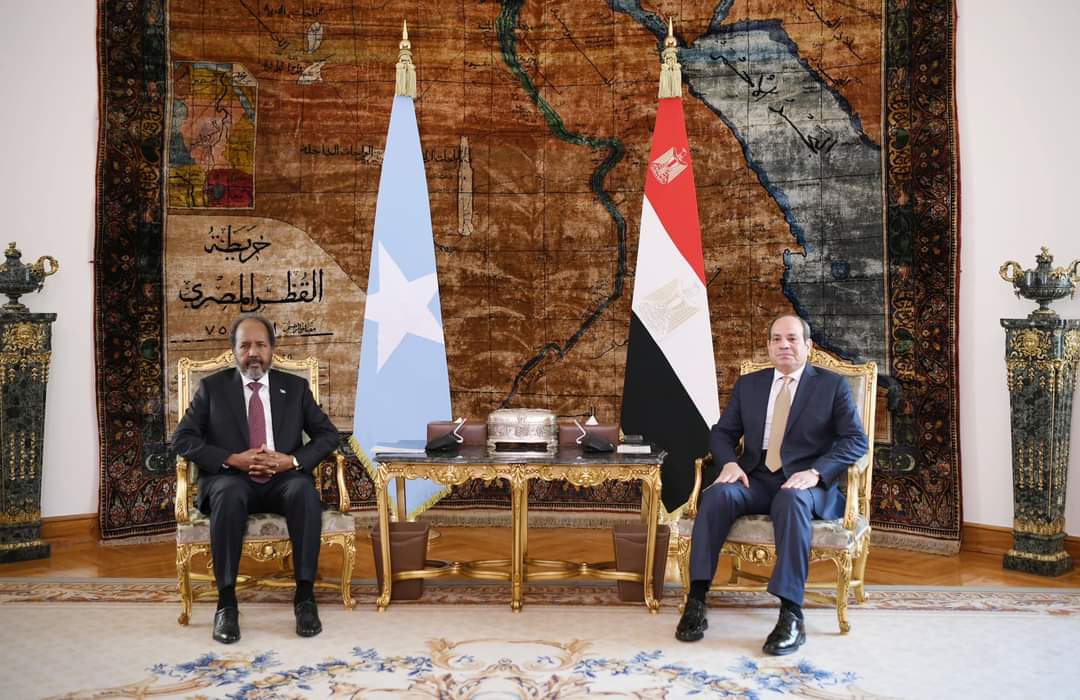 L'Egypte et la Somalie signent un protocole de coopération militaire. Le président al-Sissi et le président somalien Hassan Sheikh Mahmoud assistent à la cérémonie de signature au Caire. Le président al-Sissi affirme la position de l'Egypte en faveur de l'unité et de la souveraineté de la Somalie sur ses territoires et rejette toute ingérence dans ses affaires intérieures, selon des informations