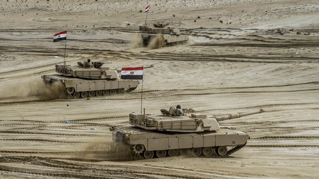 Das US-Außenministerium hat einem möglichen FMS an Ägypten zugestimmt, um 555 M1A1 Abrams-Kampfpanzer zu generalüberholen und in Panzer der Konfiguration M1A1SA umzurüsten. Die geschätzten Kosten liegen bei 4,69 Milliarden US-Dollar.