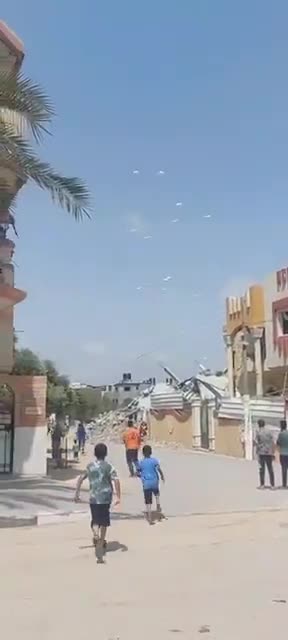 Dziś rano wojskowe samoloty transportowe Zjednoczonych Emiratów Arabskich, Jordanii i po raz pierwszy Egiptu zrzuciły z powietrza 52 palety pomocy humanitarnej, w tym żywność, wodę i inne artykuły pierwszej potrzeby, mieszkańcom północnej i południowej części Strefy Gazy. Zrzuty zostały skoordynowane z Siłami Obronnymi Izraela i Koordynatorem ds. Działań Rządowych na Terytoriach (COGAT), a izraelska armia oświadczyła, że zrzuty są częścią „serii działań mających na celu poprawę pomocy humanitarnej w Strefie Gazy.